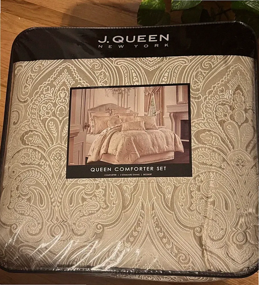 J. Queen New York Trinity Comforter Set, Champagne Sz Queen